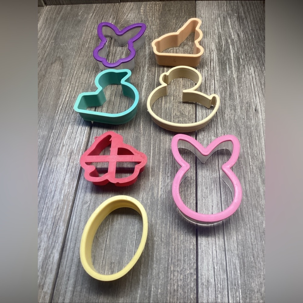 Lot Of 7 Vintage Easter Cookie Cutters Bunny, Duck, Egg Assorted Sizes & Colors
